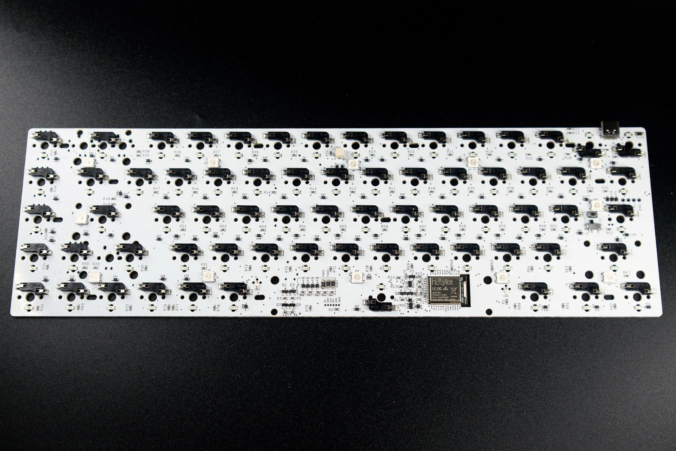 BT65 - 65% Wireless Hotswap Tray Mount PCB with RGB underglow and white LED